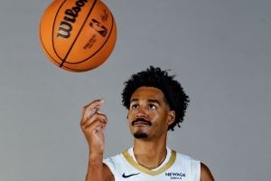 效率可以!普尔半场11中5砍全队最高14分外加2助 三分4中2