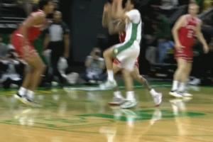 脑后长眼！林葳顶着两人防守 脑后no look pass妙传队友德米尔