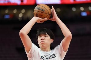 球队主持人:大家都希望杨瀚森迅速打出来但这并不易 他有潜力的