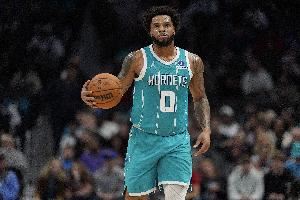 杀伤频频!迈尔斯-布里奇斯半场8中3拿到14分3助 罚球6中6